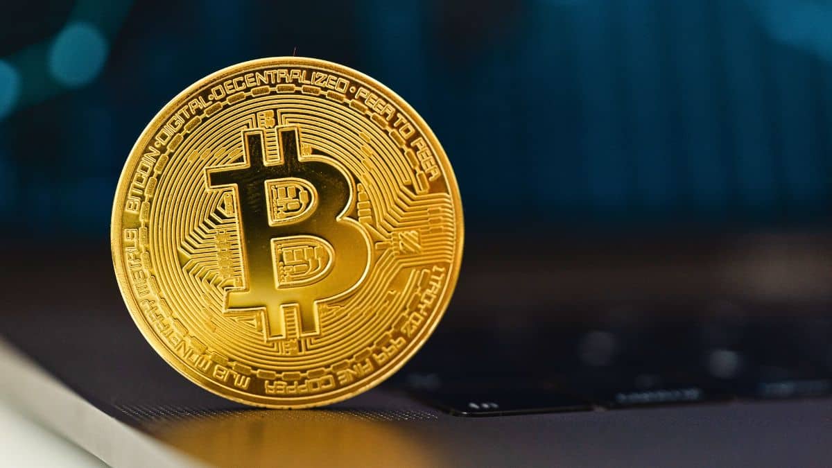 Wenn du einen Bitcoin-Sparplan über Relai oder Pocketbitcoin eingerichtet hast, wird jeder Kauf zu einem UTXO in deiner Wallet. Verkaufst du nun deine Bitcoins zu einem Zeitpunkt mit höheren Gebühren, musst du potenziell Tausende von Euros an Transaktionsgebühren bezahlen - je nachdem, wie viele UTXO als Inputs für die eine Transaktion benötigt werden. Mit einer UTXO-Konsolidierung verhinderst du das.